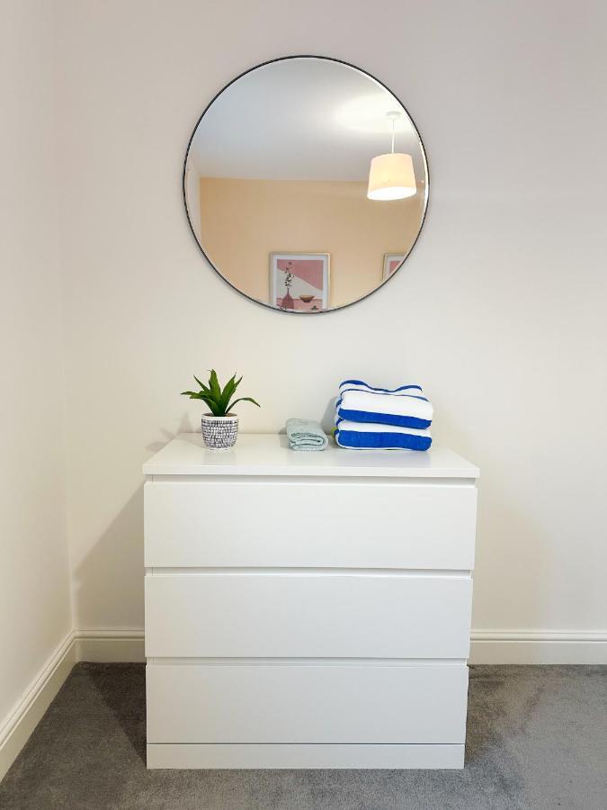 Luxury 2 Bedroom City Centre Apartment - Secure Parking - Amazing Location! Canterbury Eksteriør billede