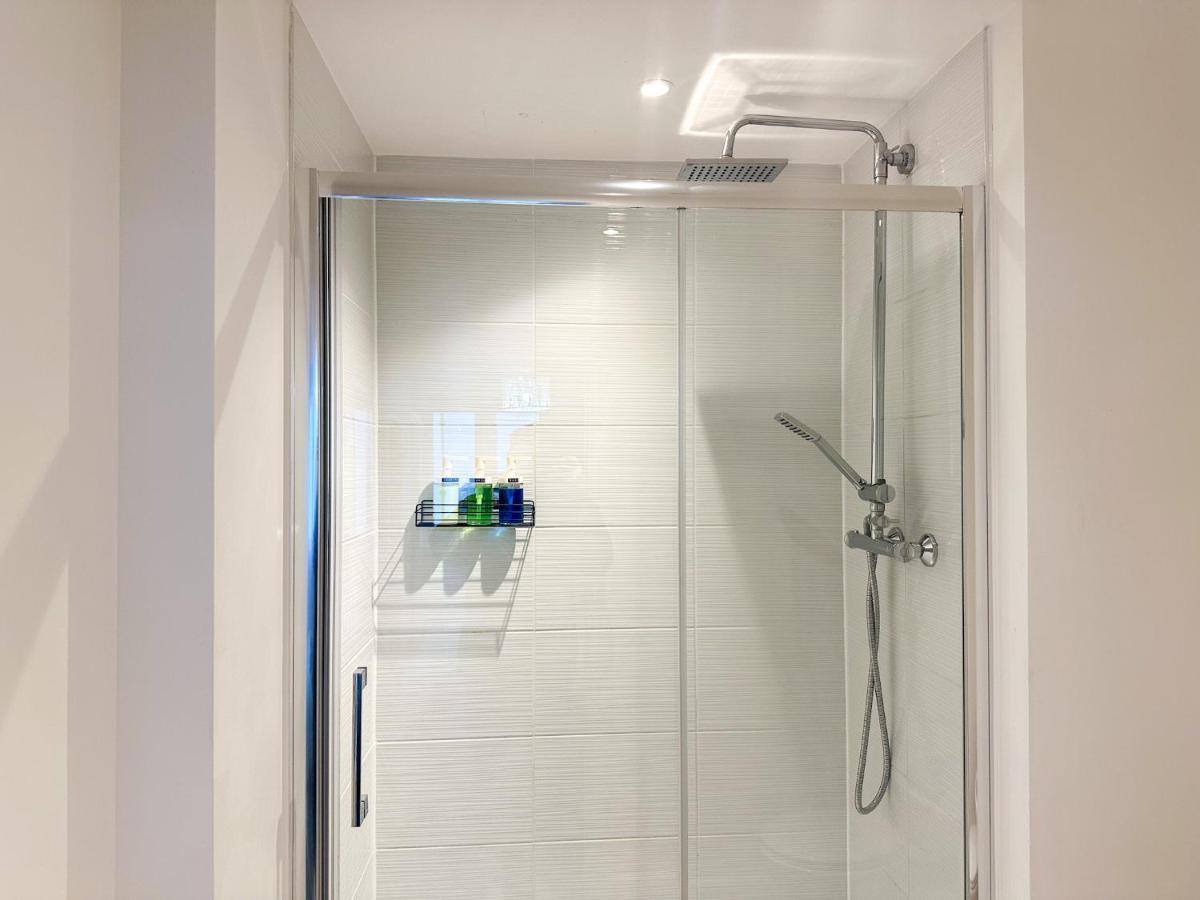 Luxury 2 Bedroom City Centre Apartment - Secure Parking - Amazing Location! Canterbury Eksteriør billede